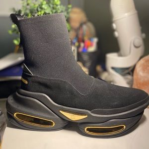 Minor scuffs on the straps, practically brand new.